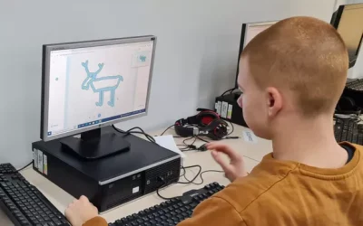 Dziecko siedzące przed ekranem komputera z oprogramowaniem do druku 3D